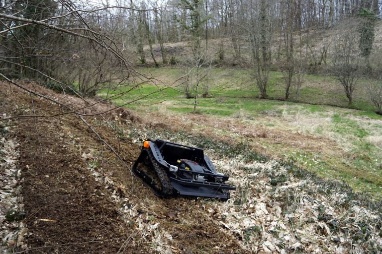 Vigorun wireless radio control track-mounted slasher mower for sale