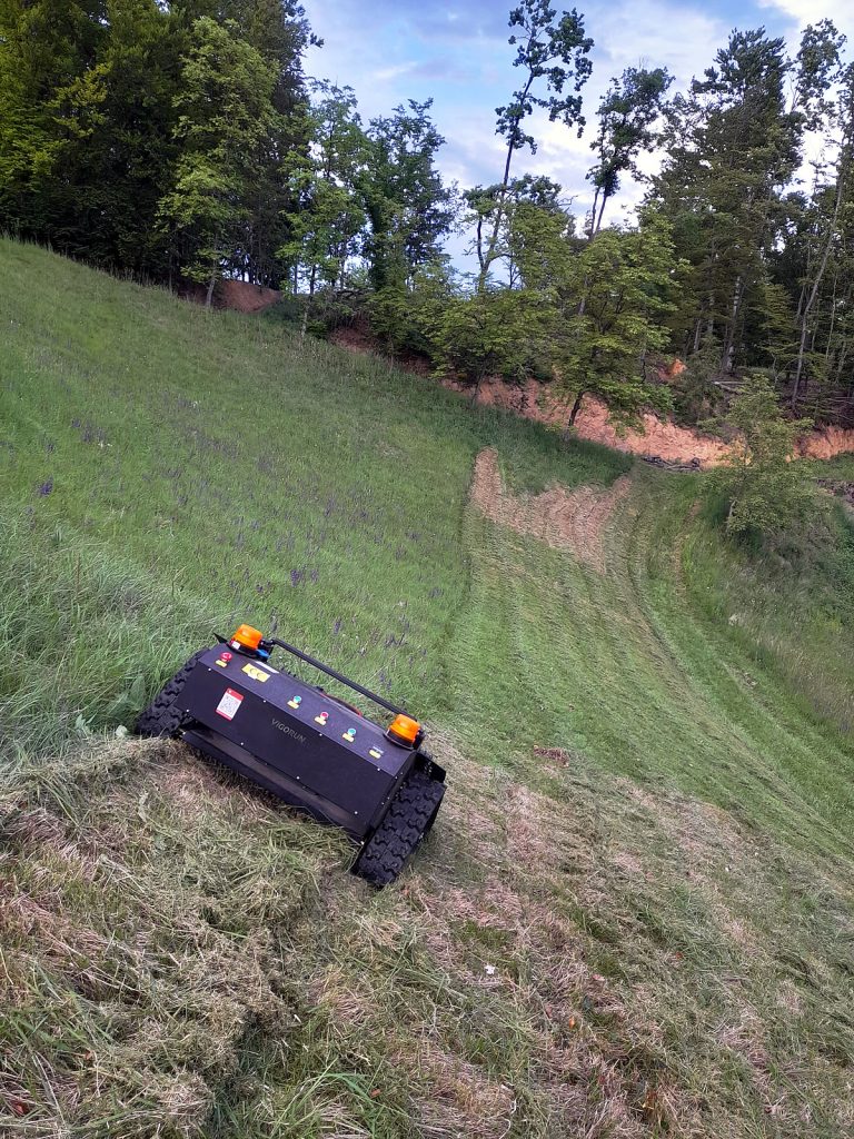 Efficient mowing: remote control crawler lawn cutting machine from China manufacturers