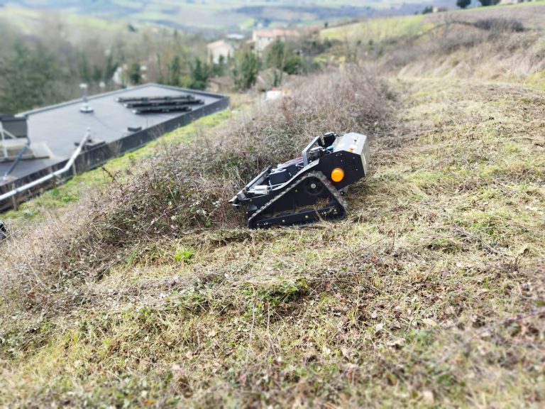 Suitable for mowing multiple terrain: RC track grass trimming machine